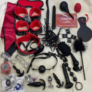 شراء منتجات زوجية اونلاين - طقم ألعاب زوجية متكامل يضم أدوات تقييد وإثارة باللونين الأحمر والأسود من متجر لوف تويز السعودية