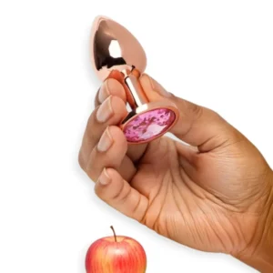 أدوات تحسين العلاقة الزوجية - قطعة معدنية كريستالية تظهر الحجم الحقيقي باليد من أفضل متجر ألعاب زوجية السعودية